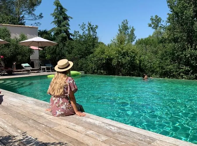 Sous les oliviers - Piscine chauffée - Studios de standing climatisés